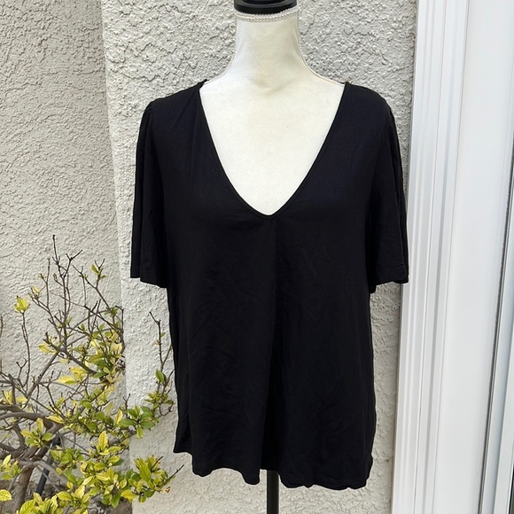 Boden Tops - 💚Boden Supersoft Flutter Sleeve Black V-Neck Top Women's Size 20/22